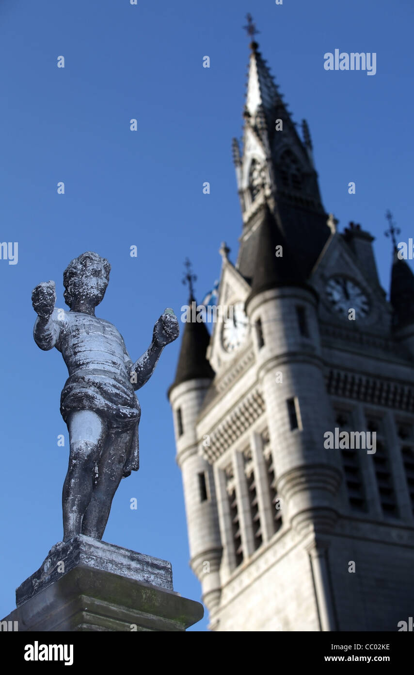 Der Turm des Stadthauses in Aberdeen City Centre, Schottland, UK, mit Mannie Statue im Vordergrund Stockfoto