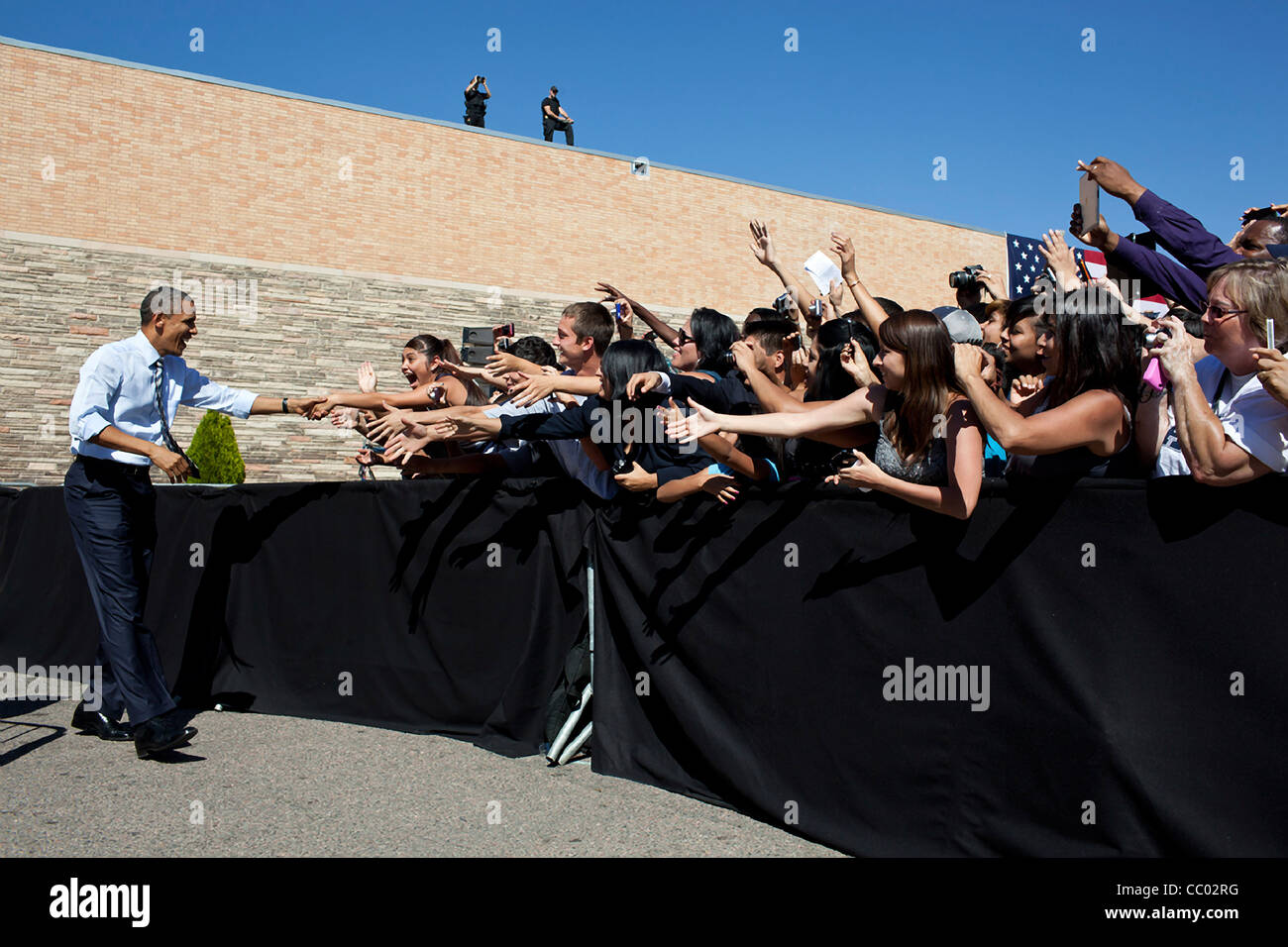 Präsident Barack Obama schüttelt Hände mit Studenten, bevor er Hinweise auf die American Jobs Act an der Abraham Lincoln High School 27. September 2011 in Denver liefert. Stockfoto