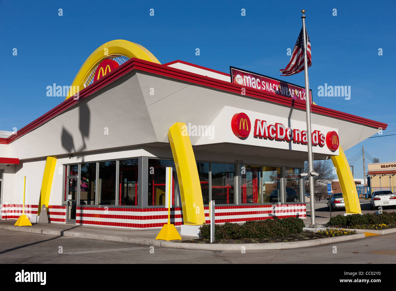 Ein Drive-in McDonald's-Fastfood-Restaurant renoviert im 50er Jahre retro-Stil in Jackson, Tennessee. Stockfoto