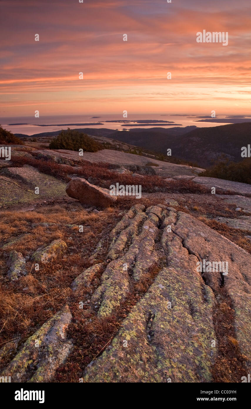 Sonnenuntergang auf Cadillac Berg mit Blick auf den Cranberry-Inseln im Acadia National Park, Maine Stockfoto