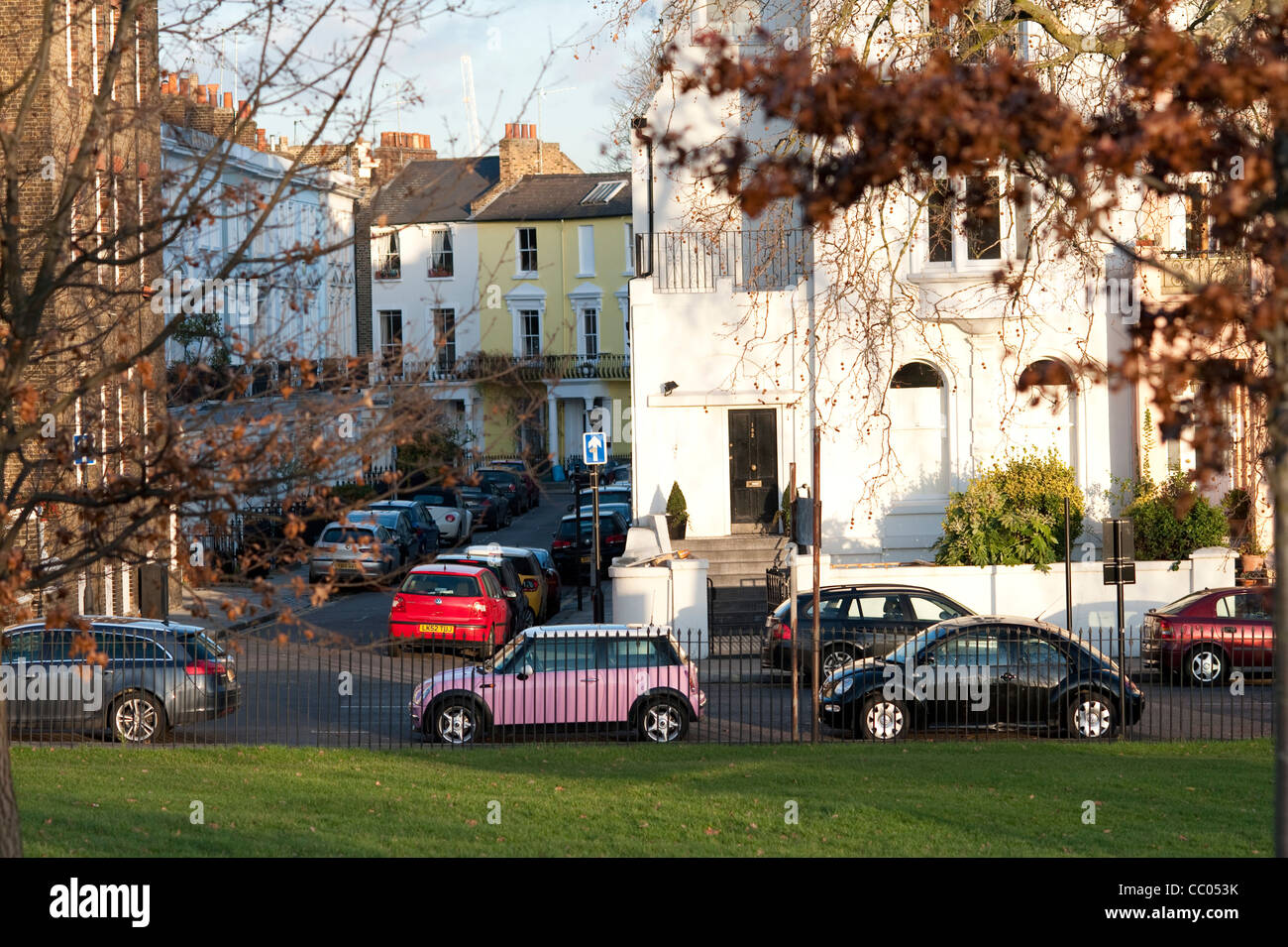 Primrose HIll Gesamtansicht mit rosa Auto Stockfoto
