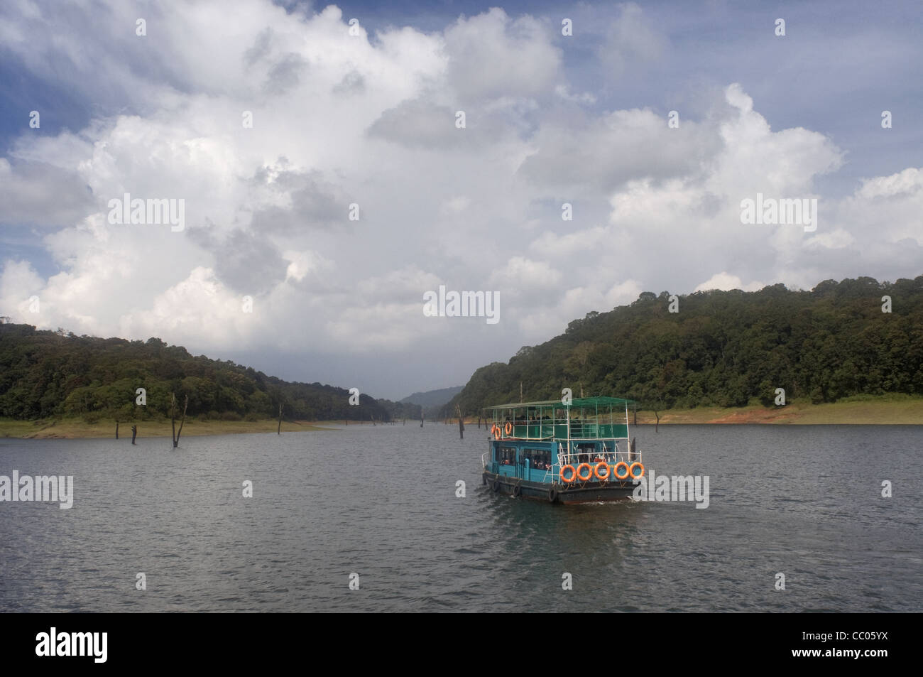 Wasser des Stausees Periyar zurück. Ein berühmter touristischer Ort in der Nähe der Periyar Tiger Reserve von Kerala Stockfoto