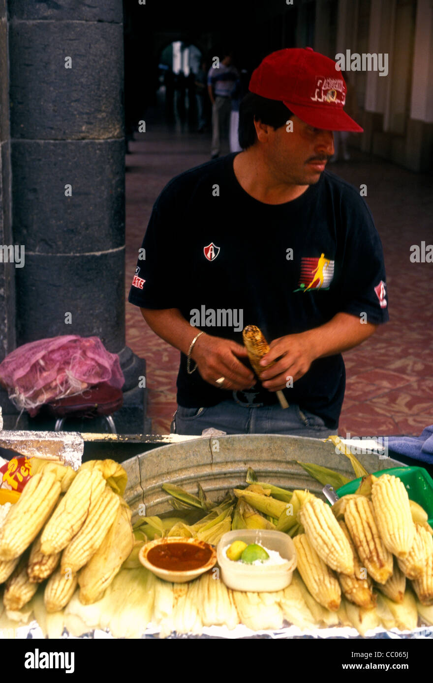 1, 1, Mexikanische, Mexikanische, Mann, erwachsener Mann, verkaufen Mais, Mais Hersteller, Tlaquepaque Jalisco, Mexiko Stockfoto
