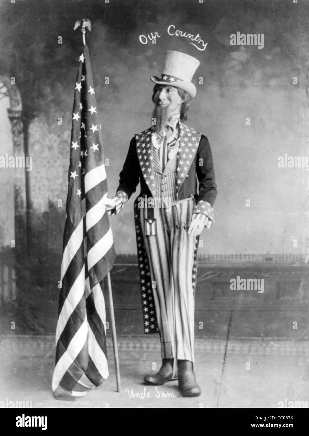 Uncle Sam - unser Land Porträt von einem Männchen gekleidet wie Uncle Sam mit Fahne. Stockfoto