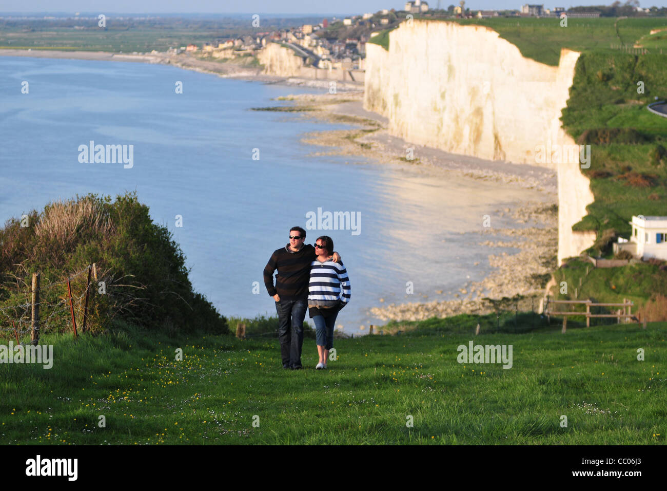 PAARE, DIE ARM IN ARM AUF DEM GIPFEL DES FELSEN, AULT, BAIE DE SOMME, SOMME (80), FRANKREICH Stockfoto