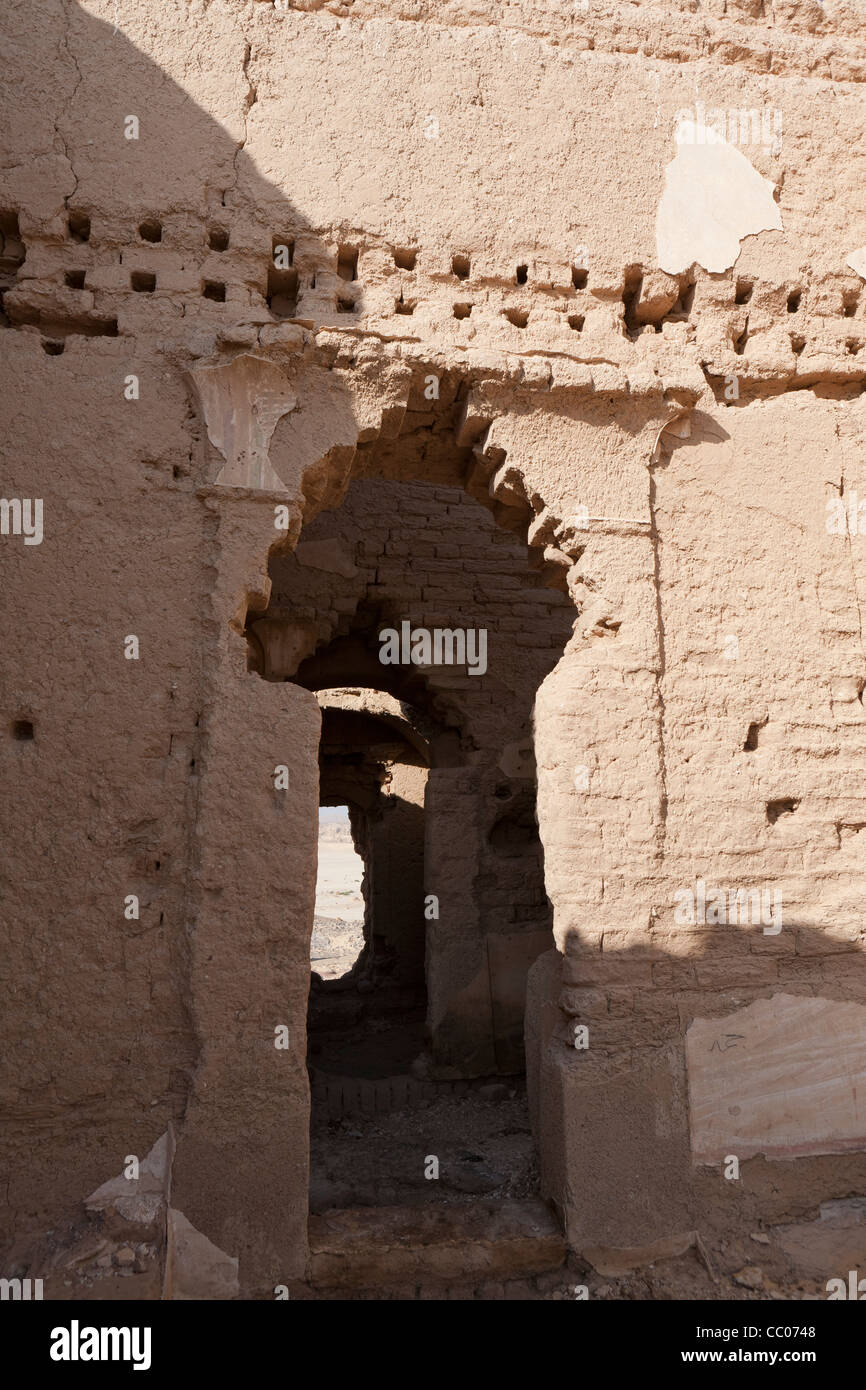 Türöffnung in der römischen Festung Qasr el Labekha in der Wüste in der Nähe von Kharga Oasis Ägypten dekoriert Stockfoto