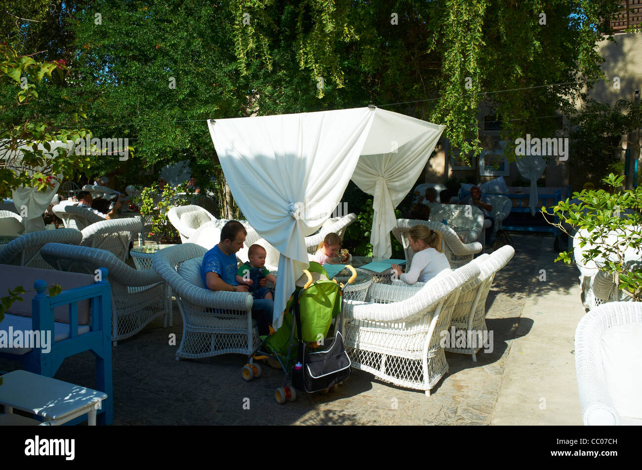 Innenhof der Basta Arts Cafe Al Fahidi Street Bur Dubai Viertel von Dubai VAE Stockfoto