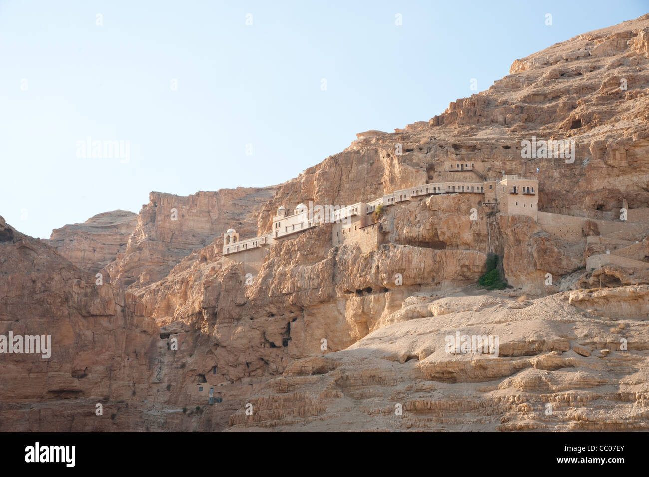 Das Kloster der Versuchung, eine orthodoxe christliche Kloster befindet sich auf einer Klippe mit Blick auf die West Bank von Jericho. Stockfoto