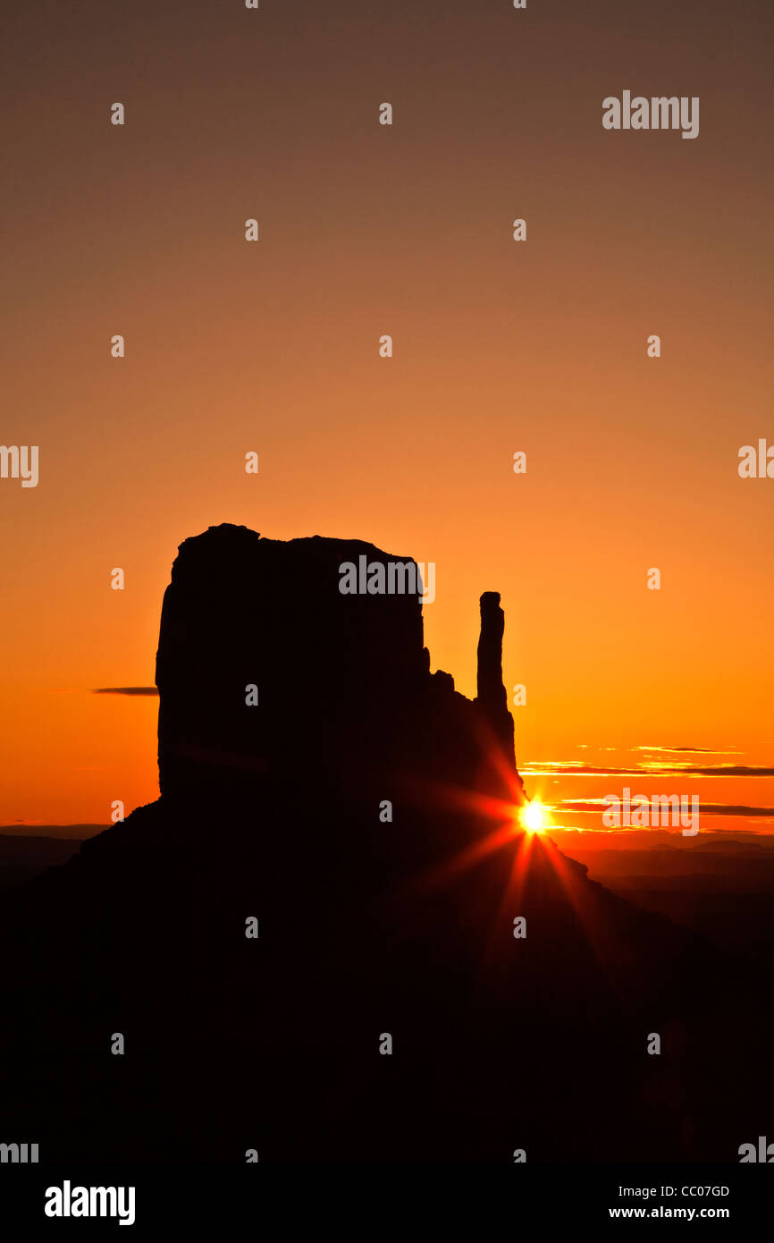 Sunburst mit den linken Handschuh Felsformation im Monument Valley Tribal Park, Arizona Stockfoto