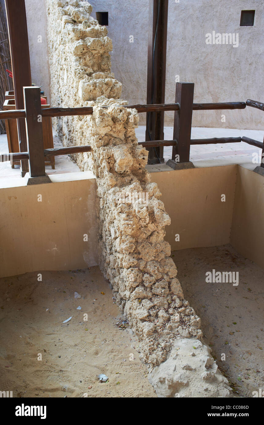 Letzten verbliebenen Teil der alten Stadtmauer in Bastakiya Viertel von Bur Dubai Viertel von Dubai VAE Stockfoto