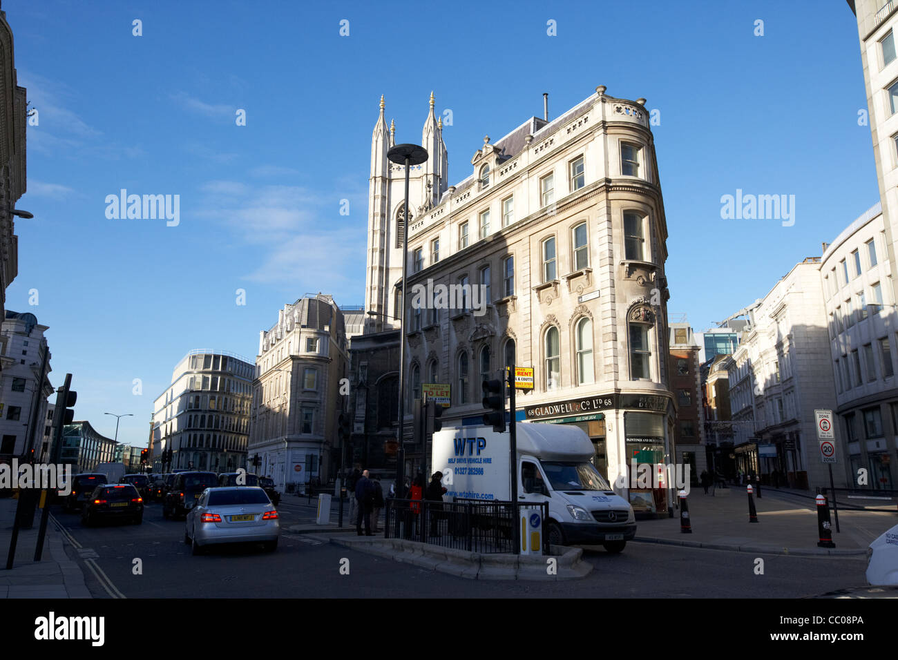 Queen Victoria Street im morgendlichen Verkehr in der Stadt von London England UK Vereinigtes Königreich Stockfoto