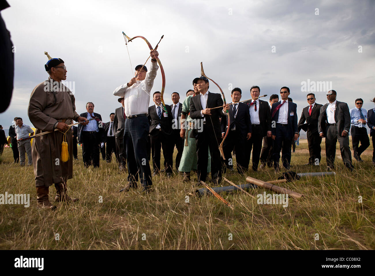 Vize-Präsident Joe Biden mit mongolischen Ministerpräsidenten Sukhbaatar Batbold auf, spannt seinen Bogen während der Bogenschießen Teil einer kulturellen Demonstration 22. August 2011, außerhalb Ulaanbaatar, Mongolei. Stockfoto