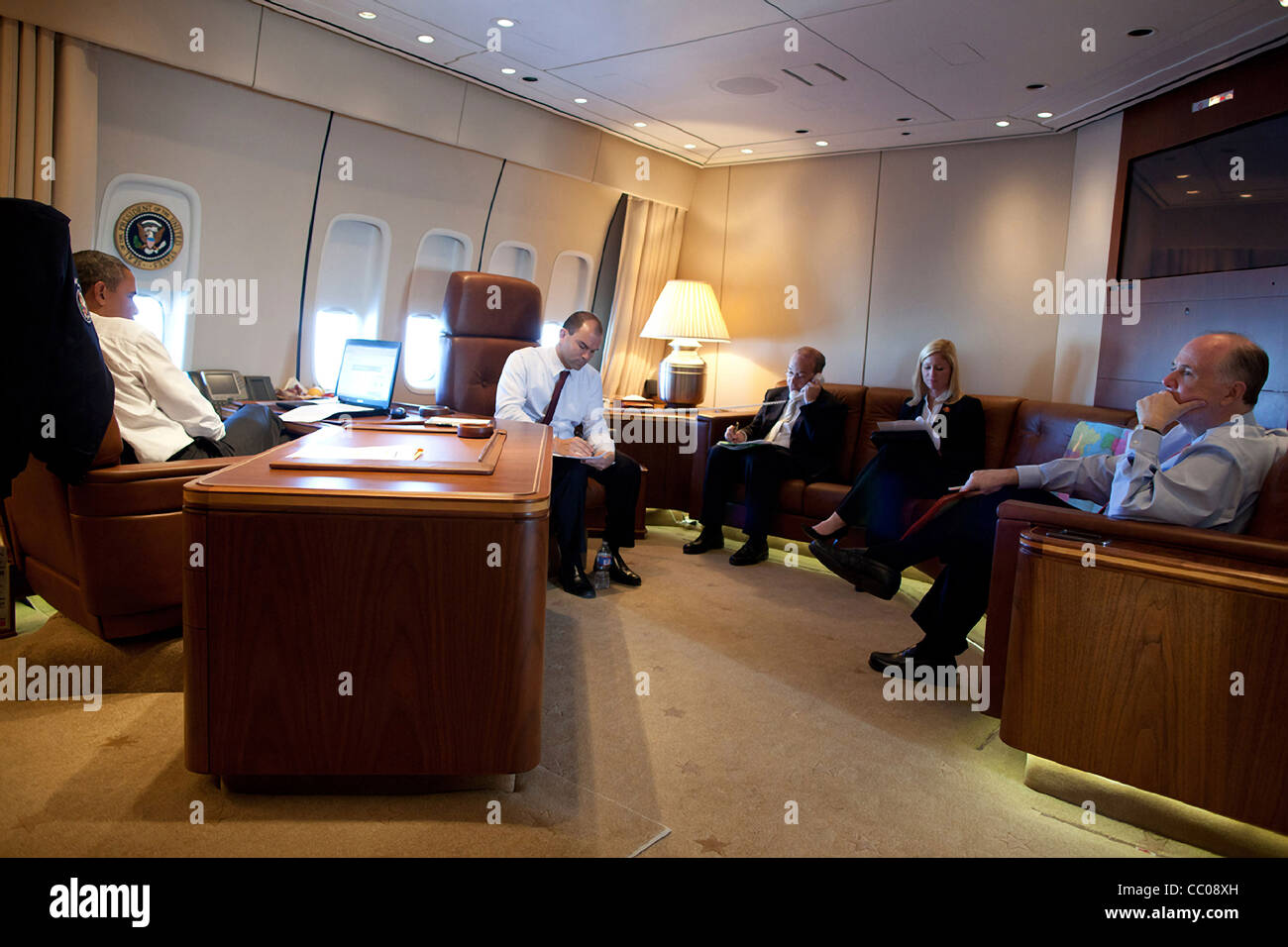 Präsident Barack Obama hat einen geheimen Anruf mit Oppositionsführerin und Nobel Friedensnobelpreisträgerin Aung San Suu Kyi von Myanmar von Air Force One auf dem Flug von Darwin, Australien, Bali Indonesien 17. November 2011. Am nächsten Tag der Präsident hat angekündigt, dass Außenministerin Hillary Rodham Clinton Stockfoto