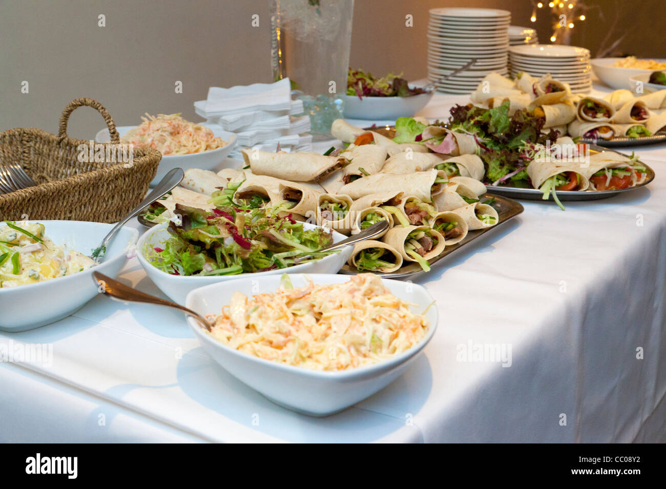 Essen-Buffet-Tisch bei einer Hochzeitsfeier im Vereinigten Königreich Stockfoto