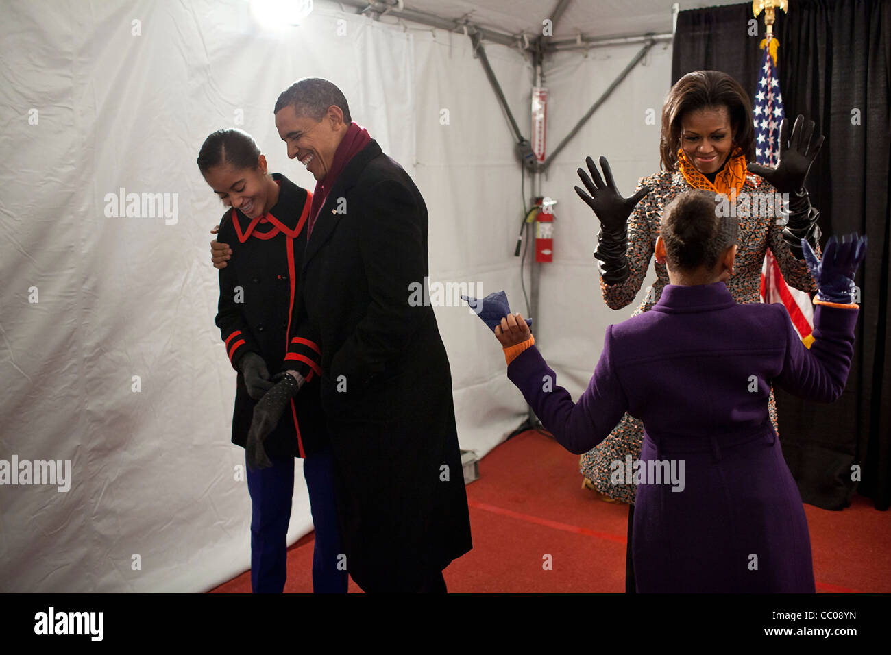 Präsident Barack Obama umarmt Tochter Malia als First Lady Michelle mit Sasha backstage vor der Beleuchtung von der National Christmas Tree im Weißen Haus 1. Dezember 2011 in Washington, DC spielt. Stockfoto