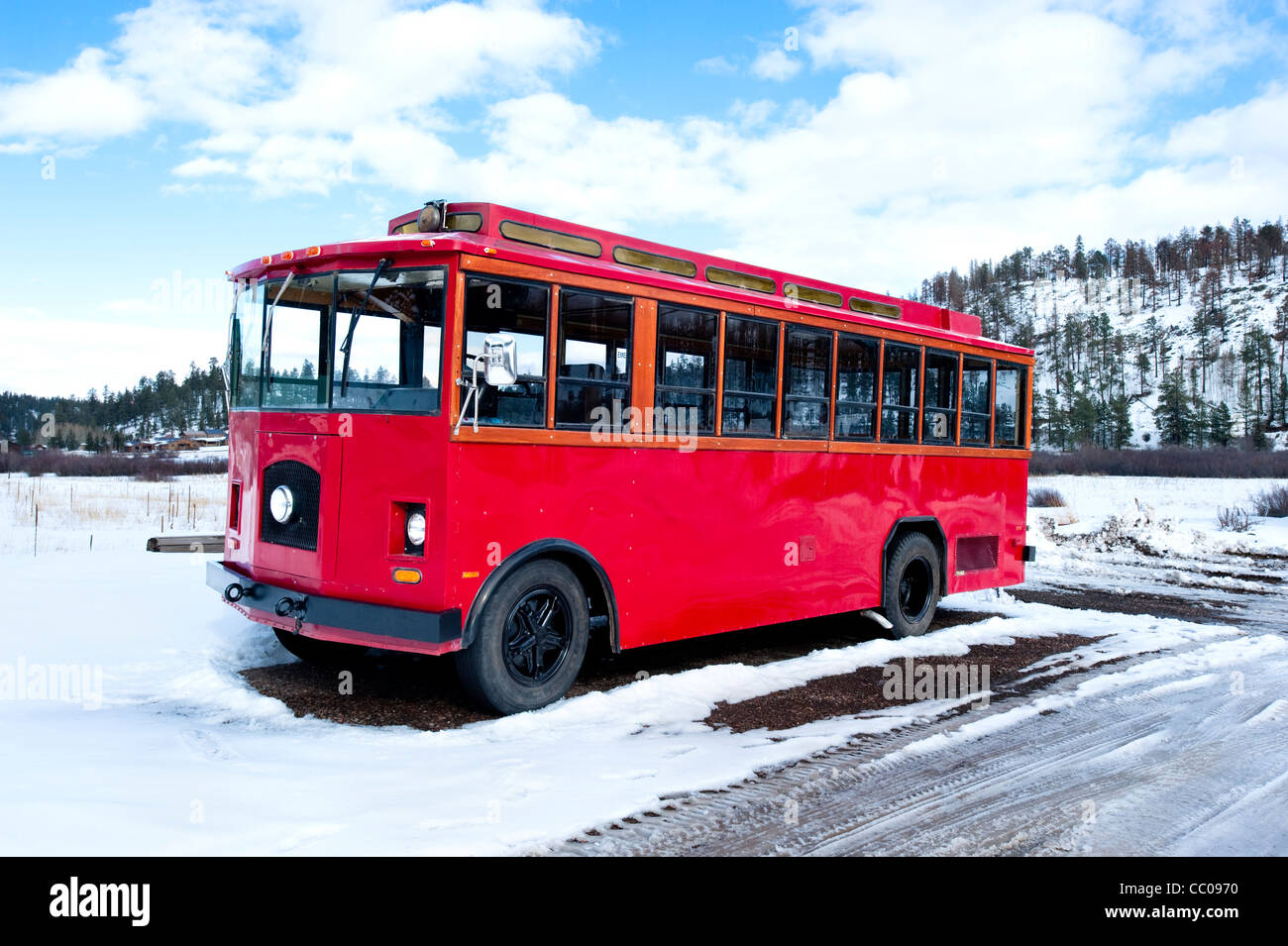 Einem roten Oldtimerbus heute Touristen während Sightseeing-Touren transport eingesetzt. Stockfoto