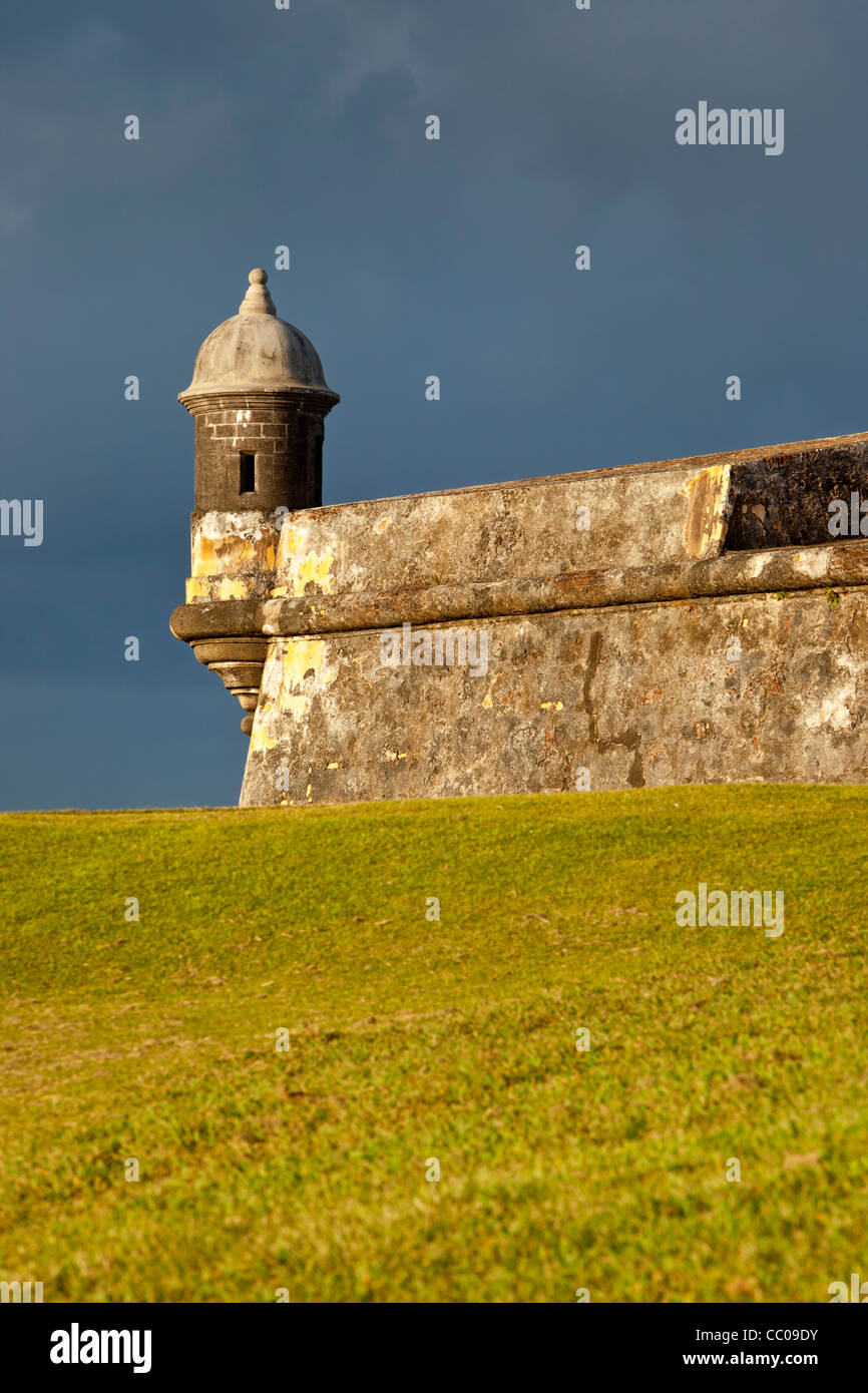 Historische spanische Festung - El Morro am Eingang zum Hafen im alten San Juan Puerto Rico Stockfoto