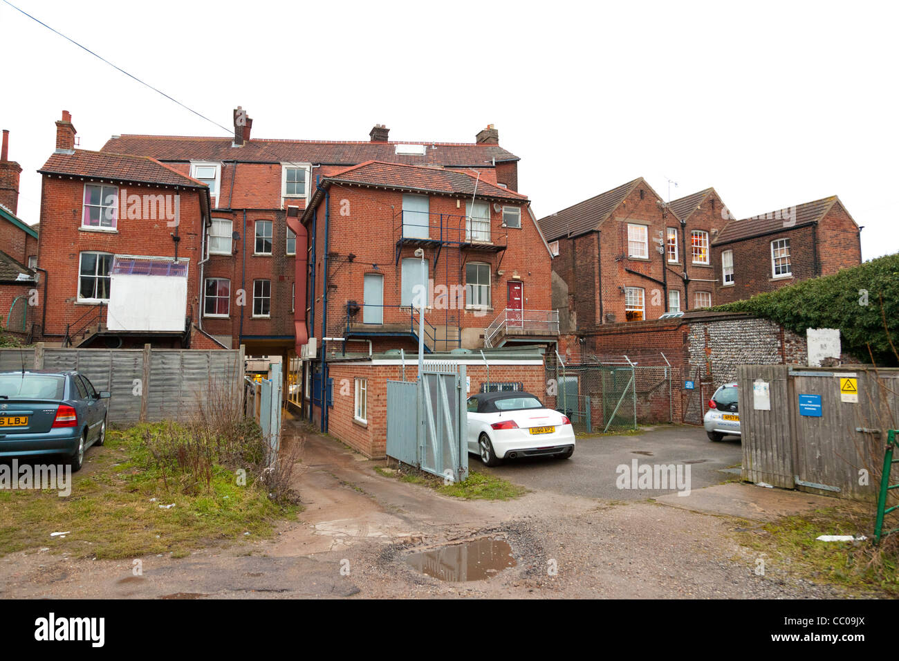 hinter alten Wohnungen / Häuser in Suffolk, UK Stockfoto