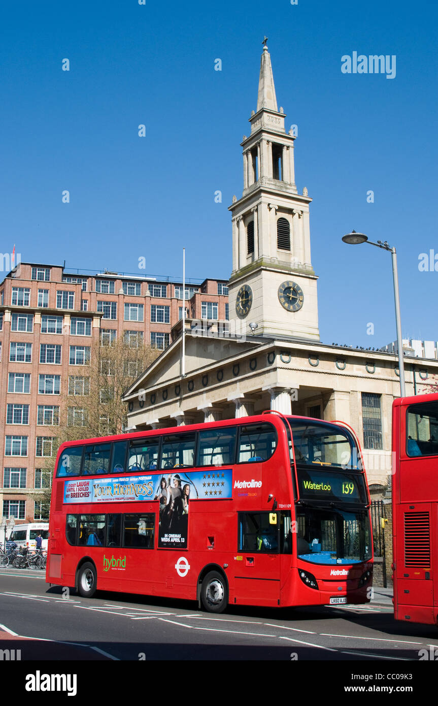 Eine moderne Hybrid-Doppeldecker übergibt St. Johannes Kirche in Waterloo Road, London. Der Bus wird von Metroline betrieben. Stockfoto