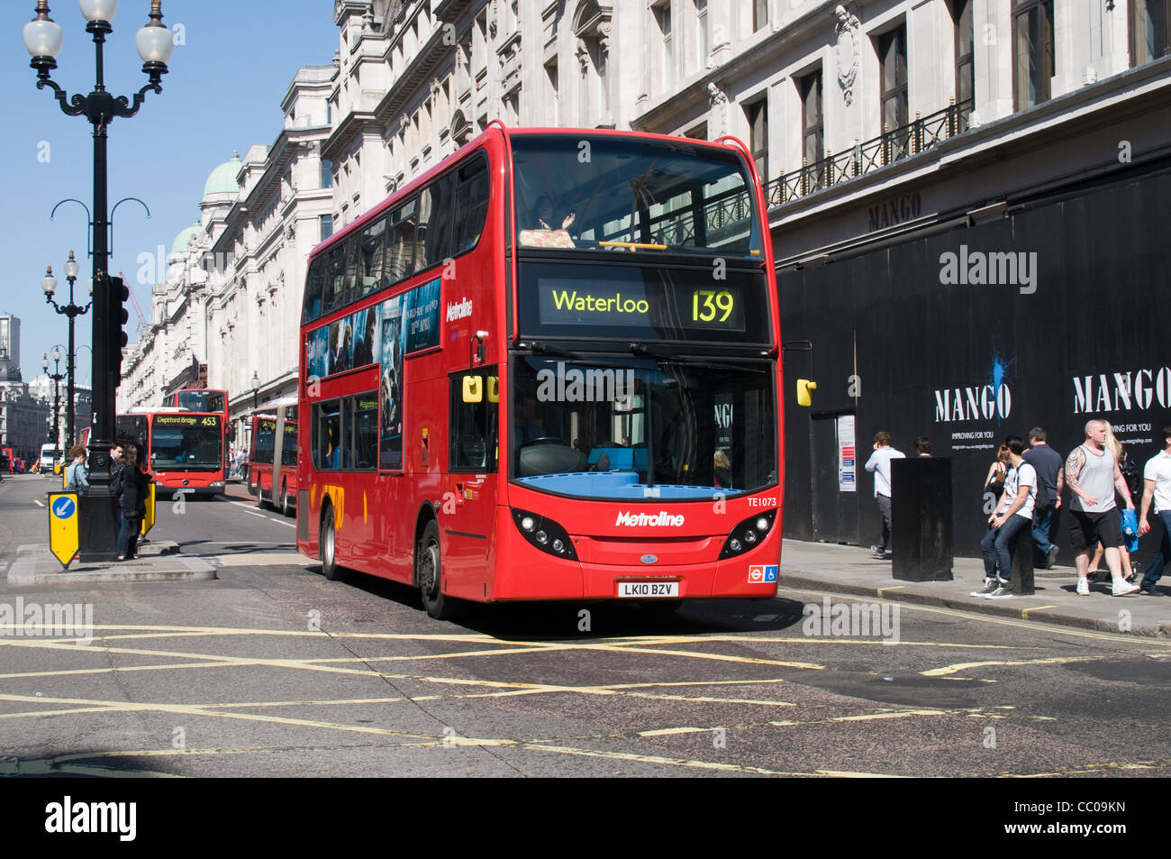 Ein Alexander Dennis Enviro 400 fährt entlang Regent Street, London. betrieben wird es von Metroline unterwegs 139 zur Waterloo Station Stockfoto