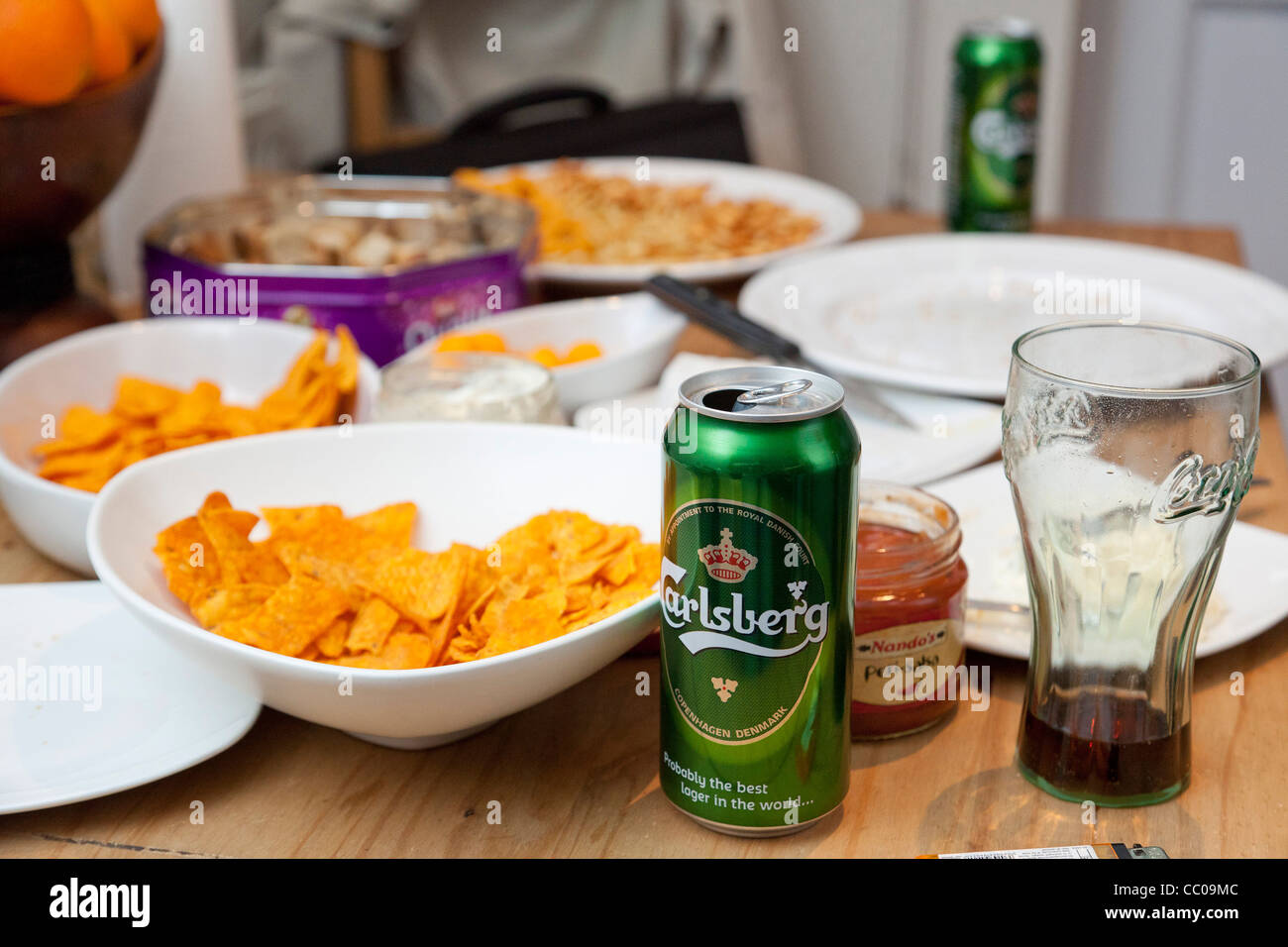 Essen und alkoholische Getränke am Tisch im Vereinigten Königreich Stockfoto