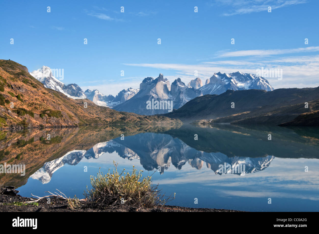 Reflexionen des Paine-Massivs im Lago Pehoe, Magallanes, Chile, Patagonien, Stockfoto