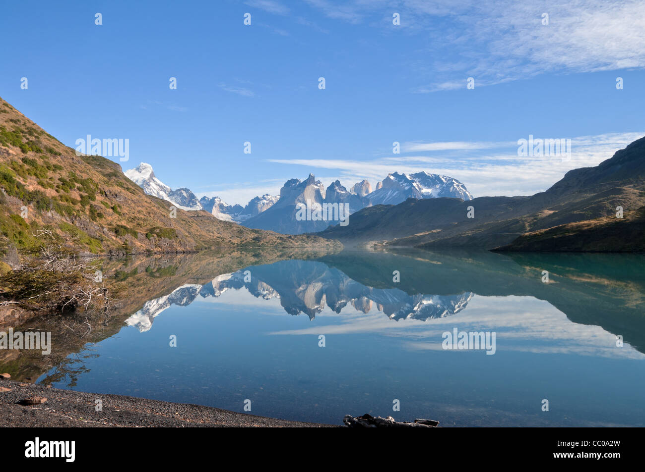 Reflexionen des Paine-Massivs im Lago Pehoe, chilenische Patagonien Stockfoto