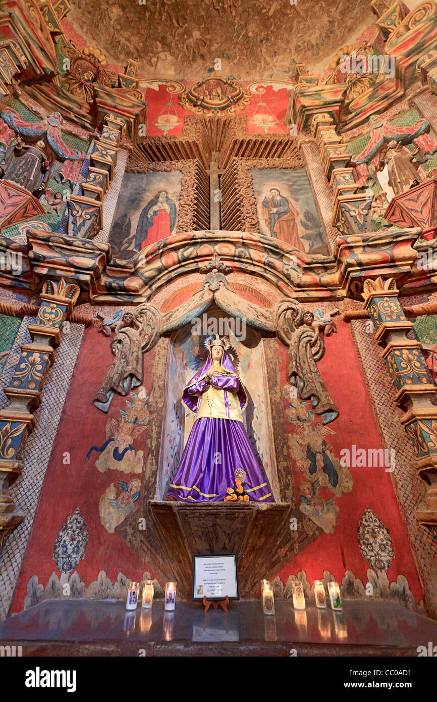Kunstvolle innere Mission San Xavier del Bac, eine historische Spanisch, katholische, Franziskaner mission außerhalb Tucson, AZ Stockfoto