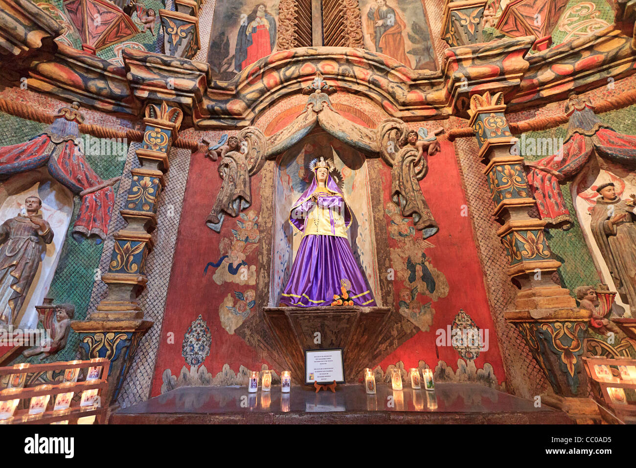 Kunstvolle innere Mission San Xavier del Bac, eine historische Spanisch, katholische, Franziskaner mission außerhalb Tucson, AZ Stockfoto