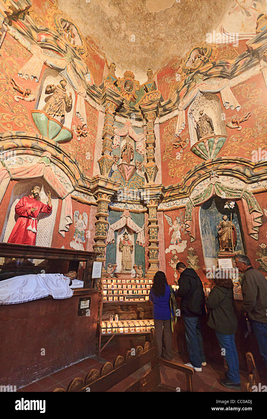 Gläubige beten vor der reich verzierten Innenraum der Mission San Xavier del Bac, historische Spanisch, katholisch, Mission außerhalb Tucson Stockfoto