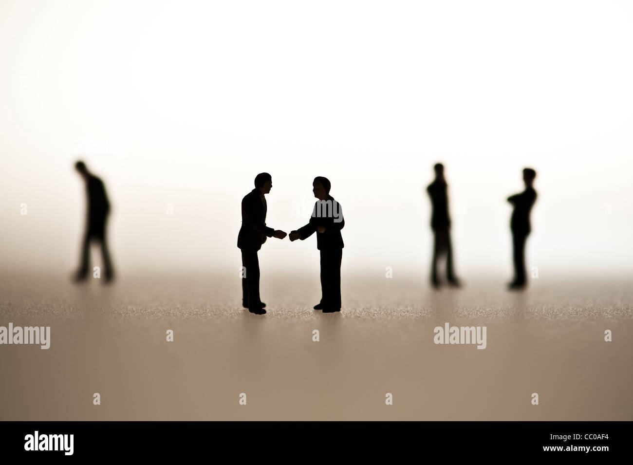 Silhouette Kleinfiguren Konzeptbild für Geschäftsleute treffen reden Gespräch Stockfoto