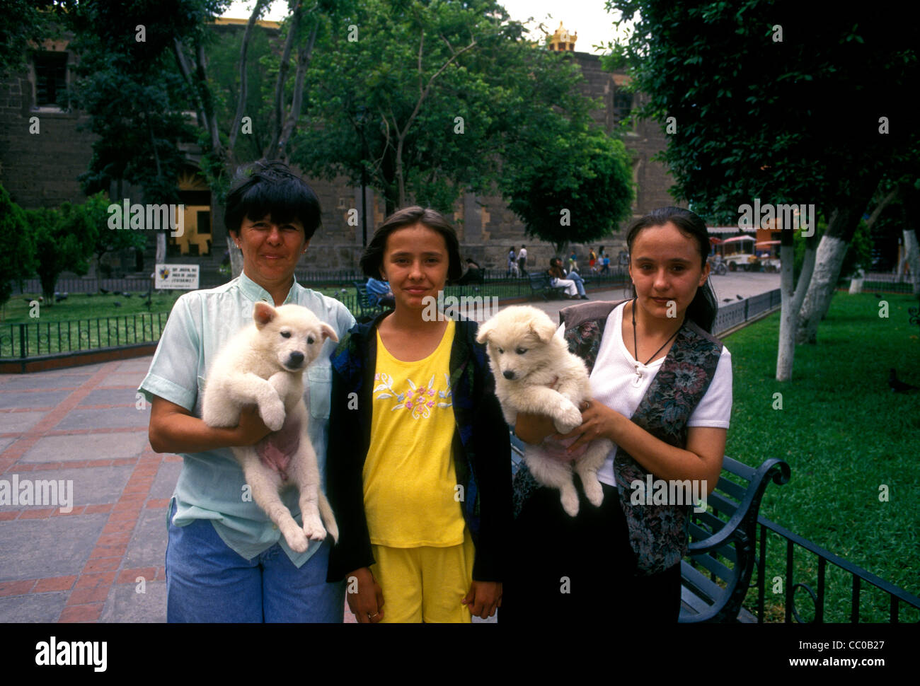 Mexikaner, Mexikaner, Mutter und Töchter, Hundehalter, Hundebesitzer, PET-Eigentümer, Besitzer von Haustieren, hidalgo Gärten, tlaquepaque Jalisco, Mexiko Stockfoto