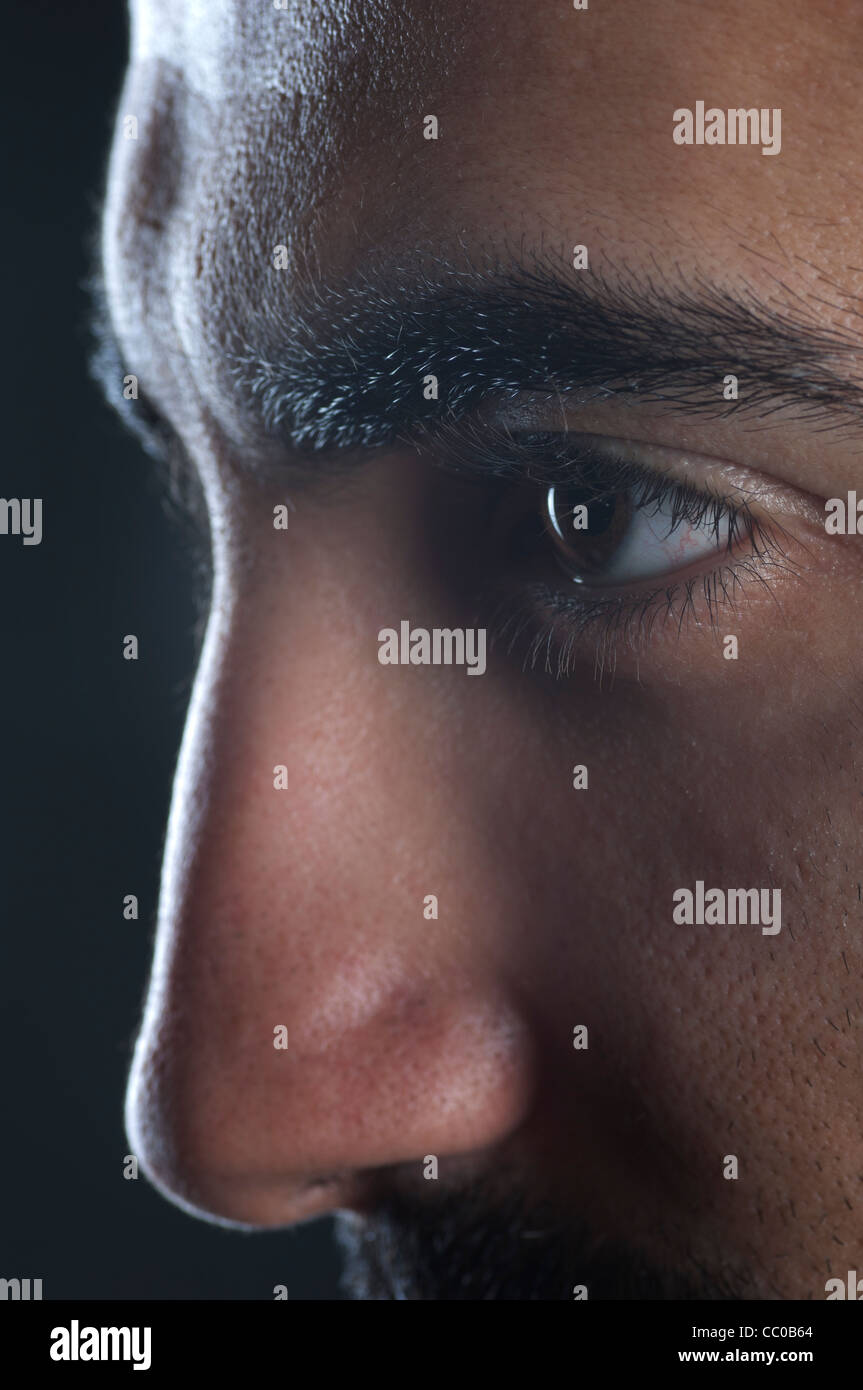 Nahaufnahme eines ernsthaften Mannes wegschauen Stockfoto