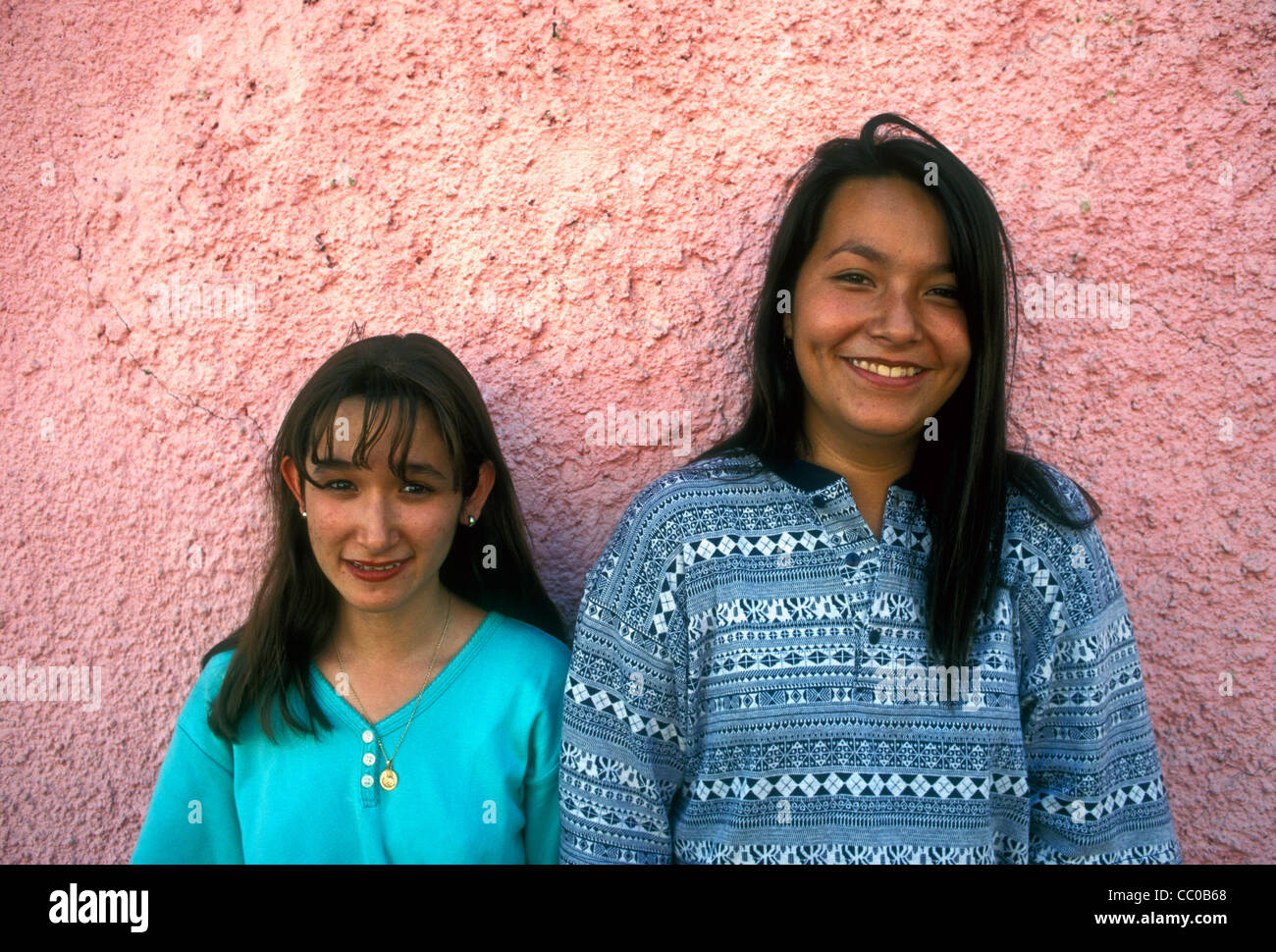 2, 2, Mexikaner, Mexikanisch, mexikanische Mädchen, Mädchen, Mädchen, Jugendliche, Augenkontakt, Porträt, Lächeln, tlaquepaque Jalisco, Mexiko Stockfoto