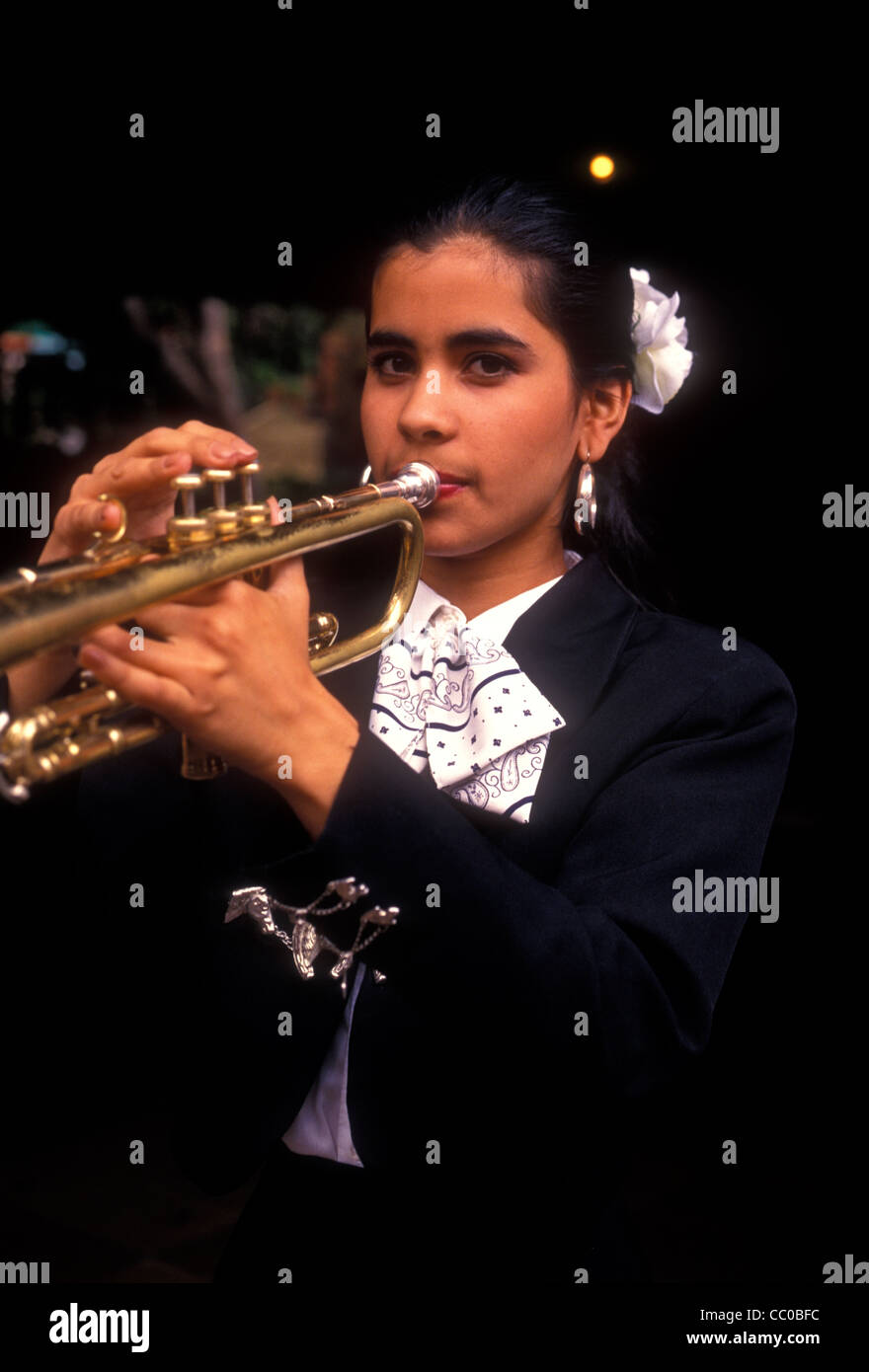1, 1, mexikanische Frau spielen Horn, Horn player, Mariachi Band Mitglied, Tlaquepaque Jalisco, Mexiko Stockfoto