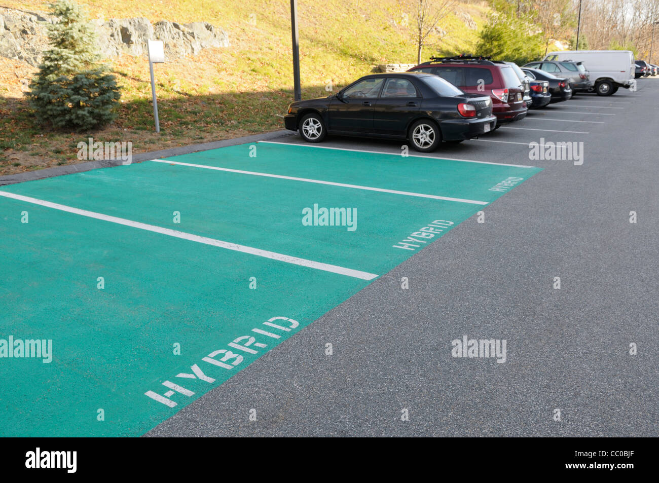 Bevorzugte Parkplätze reserviert für Hybrid-Gas-Elektro-Autos in einem Öko-Hotel in Massachusetts Stockfoto