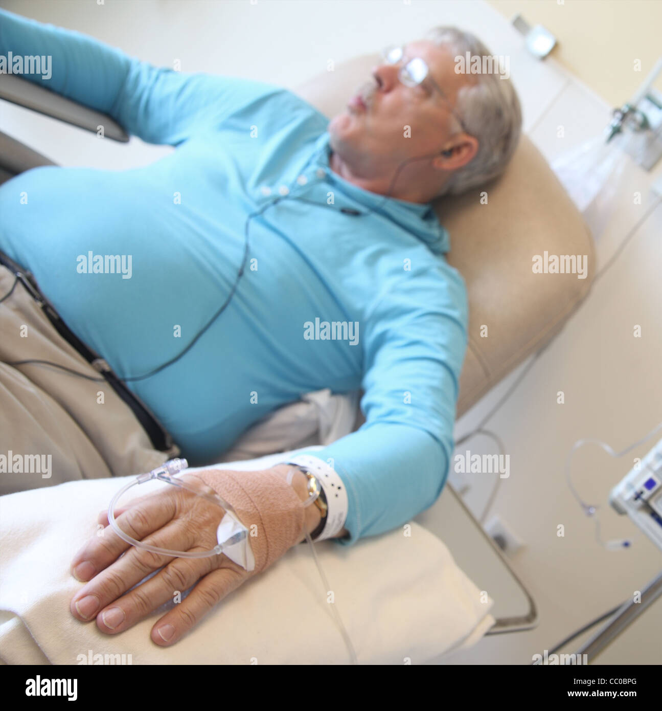 ein Mann saugt auf Eis-Chips, während einer Chemotherapie unterziehen Stockfoto
