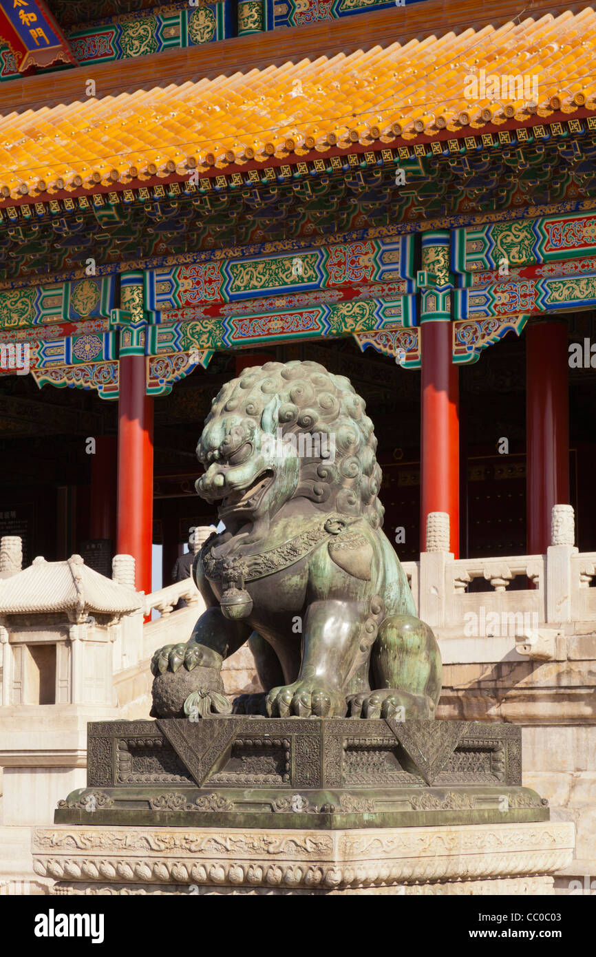 Einen bronzenen Löwen bewachen die westliche Herangehensweise an das Tor der höchsten Harmonie in der verbotenen Stadt in Peking, China Stockfoto