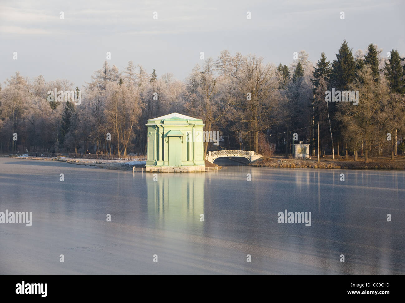 Pavillon der Venus befindet sich an der Spitze der Insel der Liebe, am Ufer des White Lake, Schlosspark, Gattschina. Stockfoto