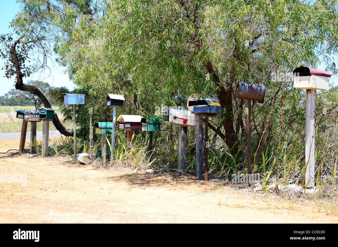 Land-Briefkästen in einer Reihe auf einem Schotterweg Seite aufgereiht in der Nähe von Albany Western Australia Stockfoto