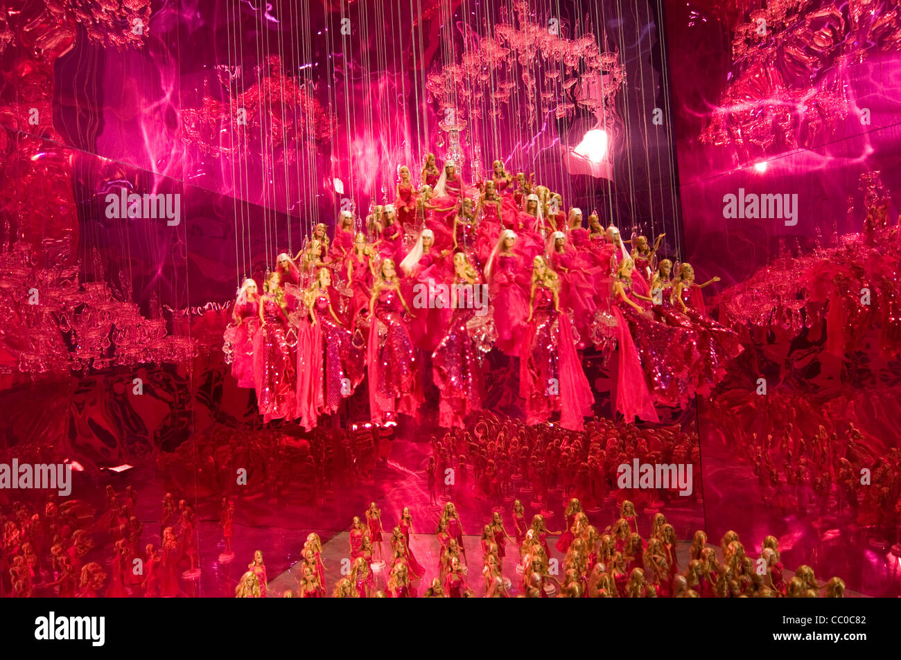 Eine große Gruppe von Barbie-Puppen auf einem speziellen Display für Feiertagsbonus in Hong Kong Times sq Shopping-Mall. Stockfoto
