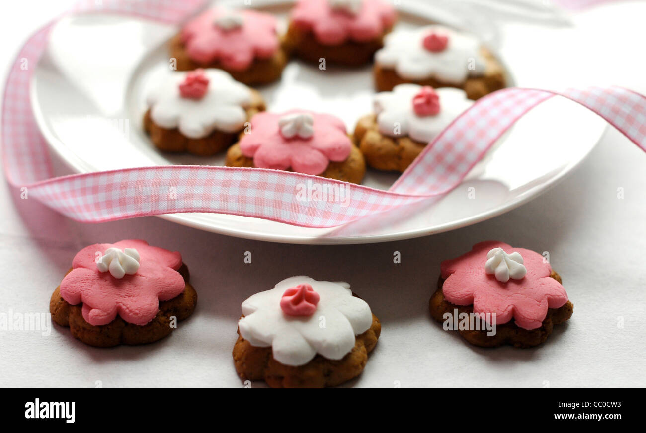 Pink und weiß dekoriert blumige Cookies, rosa Band Stockfoto