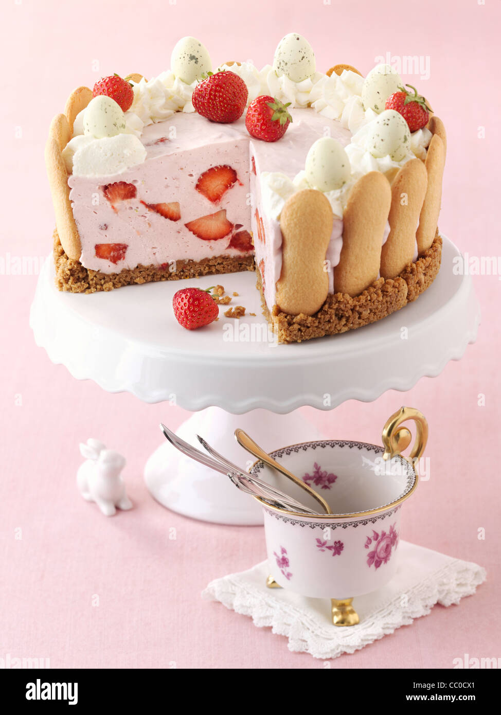 Erdbeerkuchen mit Himbeeren mit Zucker Eiern (ohne Backen) Stockfoto