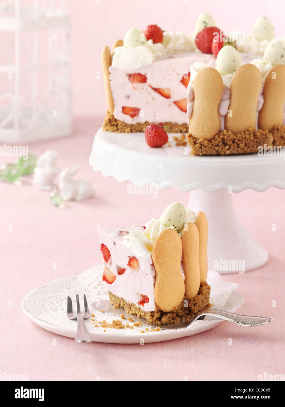 Erdbeerkuchen mit Himbeeren mit Zucker Eiern (ohne Backen) Stockfoto