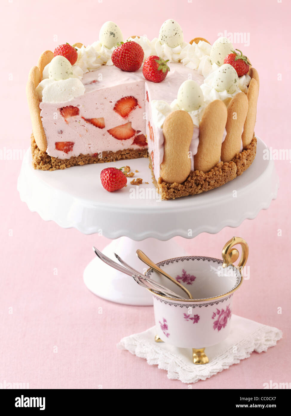 Erdbeerkuchen mit Himbeeren mit Zucker Eiern (ohne Backen) Stockfoto