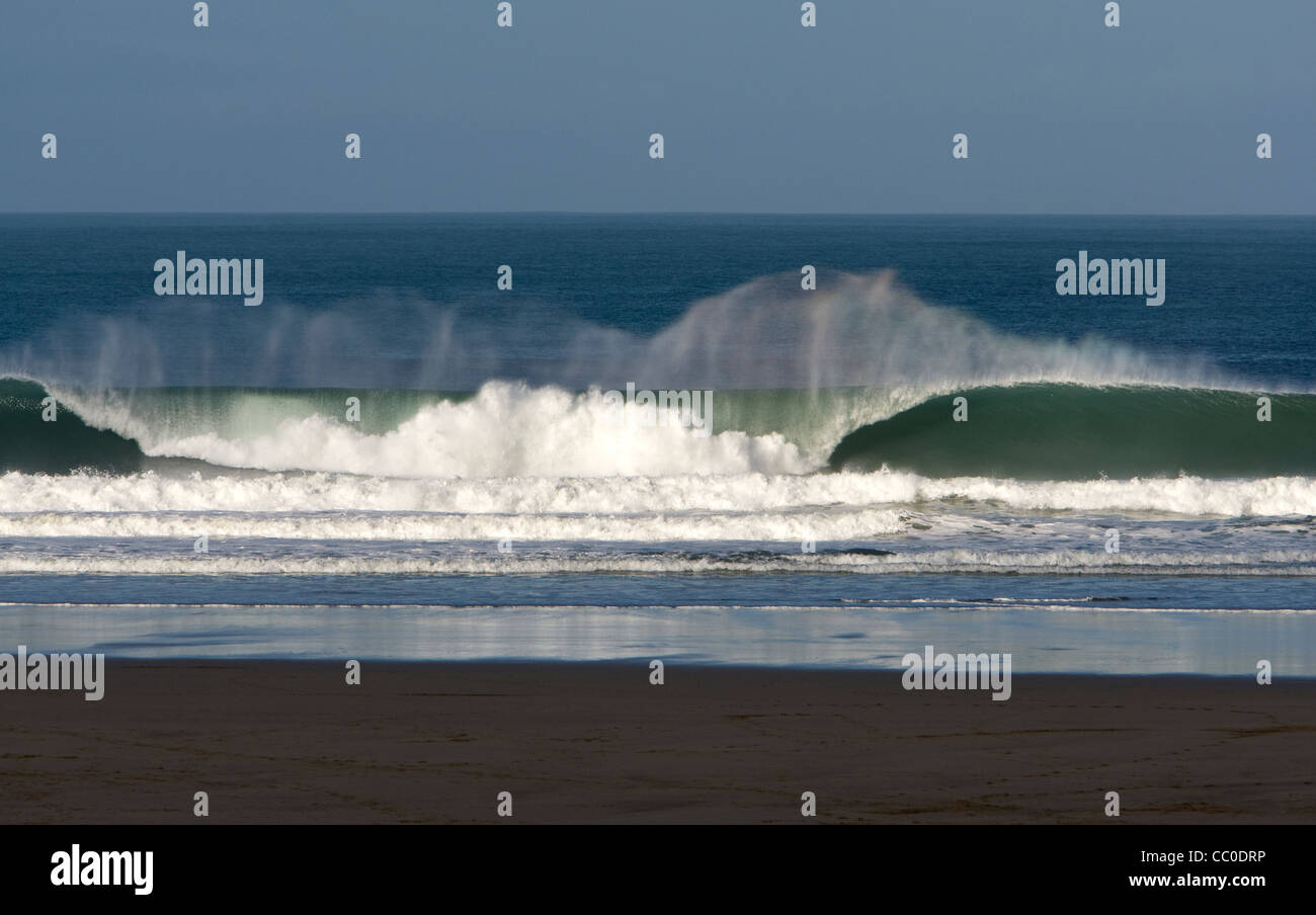 Wellen an den Strand von Porthtowan, Cornwall Stockfoto