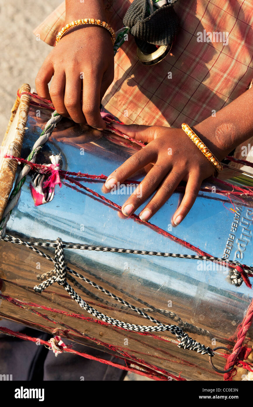 Kinder bunte trommel Fotos und Bildmaterial in hoher Auflösung Alamy