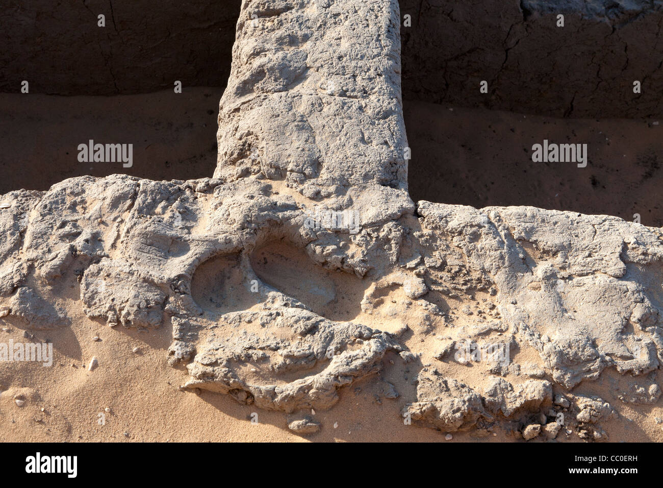 Nahaufnahme des Fußabdrucks im gebackenen Schlamm von Lehmziegeln Grab des Königs Djer der 1. Dynastie. 3000BC Abydos, Mittelägypten. Stockfoto