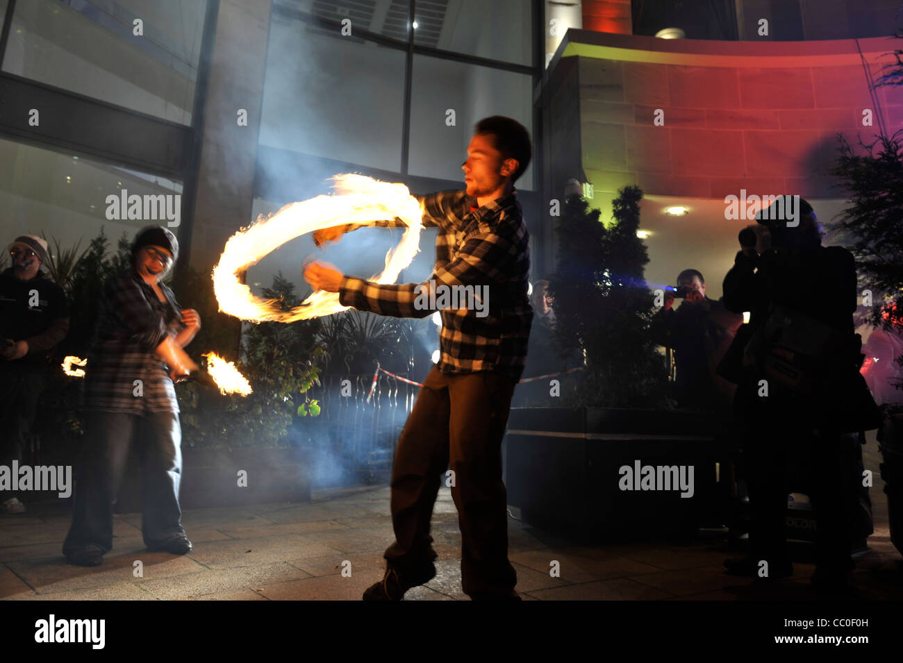 Umrahmt feiern den Beginn der Celtic Connections außerhalb Glasgows Royal Concert Hall Stockfoto