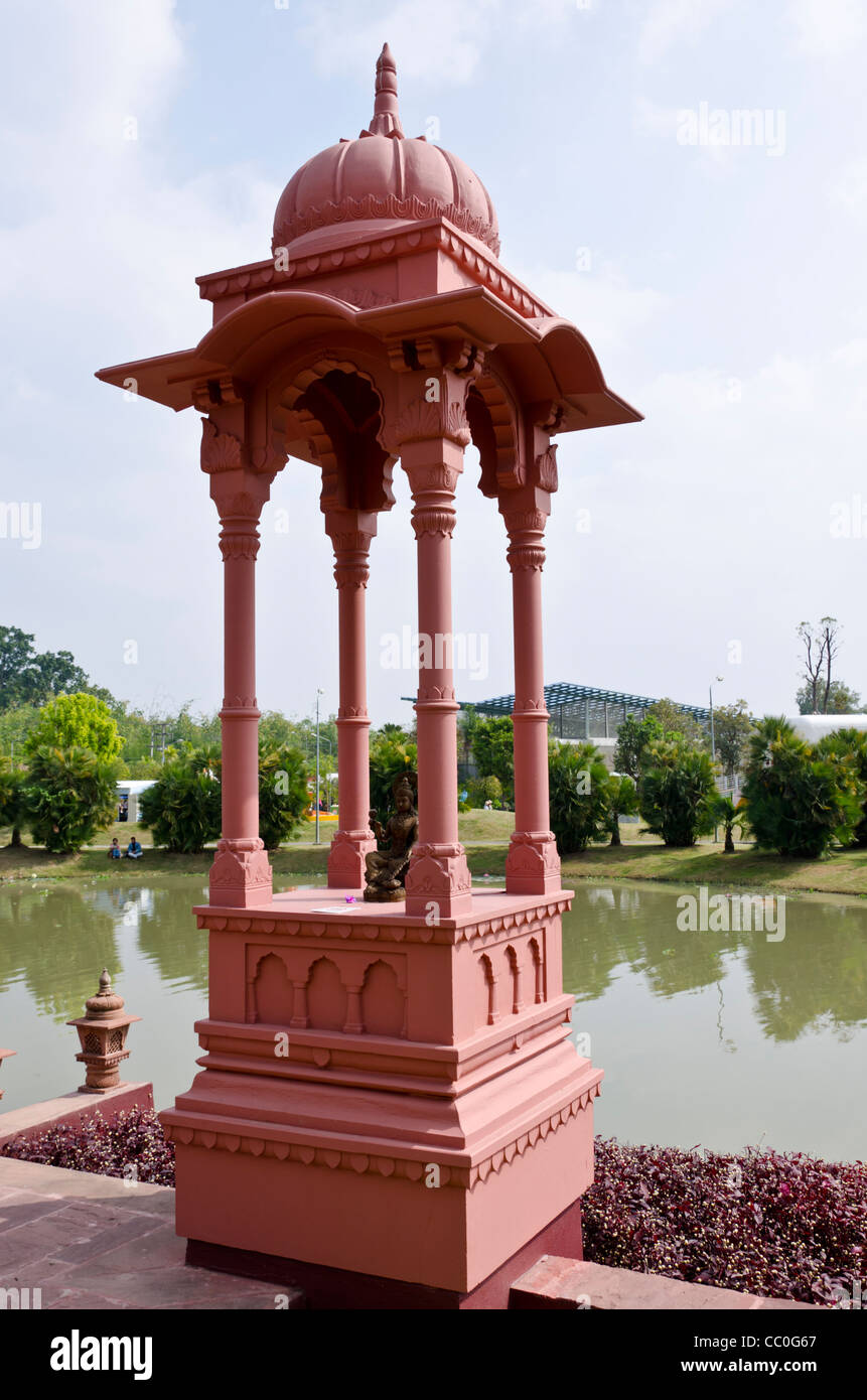 Hindu Altar im indischen Pavillon am Royal Flora Ratchaphruek mit Teich dahinter in Chiang Mai Thailand Stockfoto